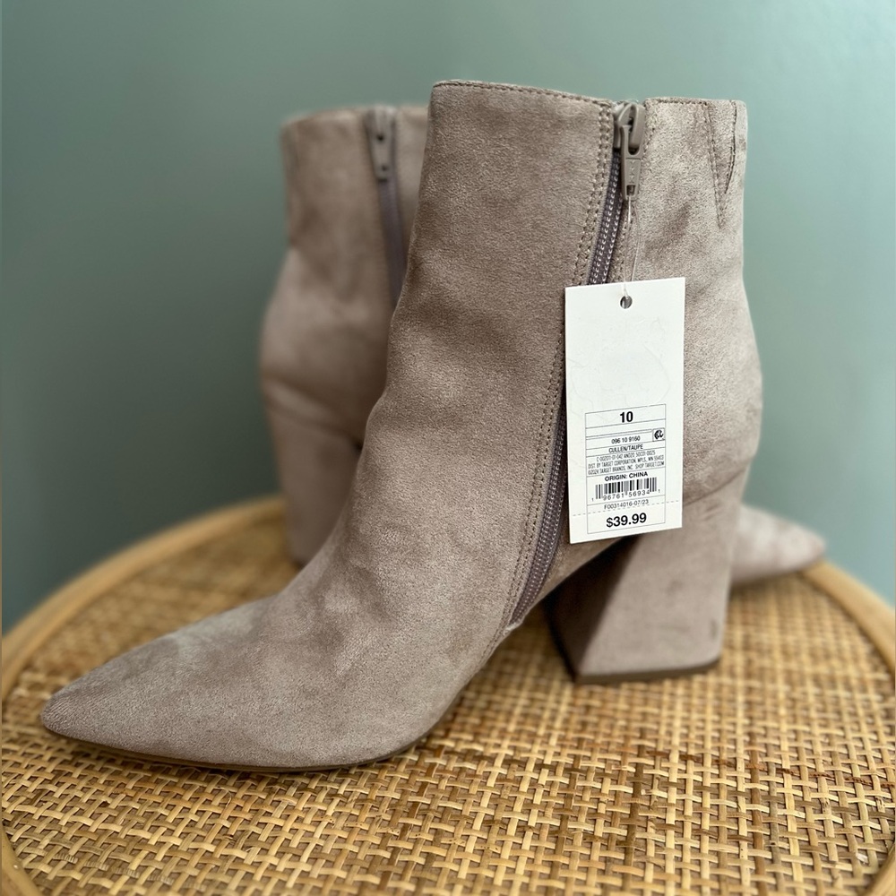 Universal Thread booties